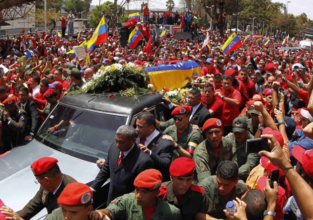 Venezolanos despiden al presidente Hugo Chávez
